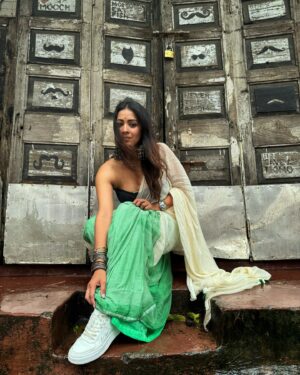 Barkha Bisht Sengupta Instagram - Just normalising being out on a regular day in a saree ! 

Saree :  @suta_bombay 
Blouse : @suta_bombay

#saree #festivalfashion #streetfashion #sareestyle #bringbacksarees