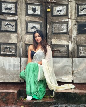 Barkha Bisht Sengupta Instagram - Just normalising being out on a regular day in a saree ! 

Saree :  @suta_bombay 
Blouse : @suta_bombay

#saree #festivalfashion #streetfashion #sareestyle #bringbacksarees
