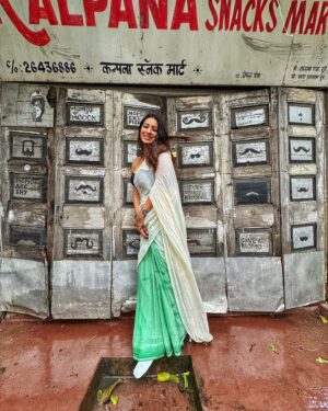 Barkha Bisht Sengupta Instagram - Just normalising being out on a regular day in a saree ! 

Saree :  @suta_bombay 
Blouse : @suta_bombay

#saree #festivalfashion #streetfashion #sareestyle #bringbacksarees