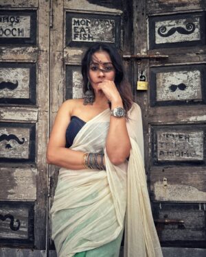Barkha Bisht Sengupta Instagram - Just normalising being out on a regular day in a saree ! 

Saree :  @suta_bombay 
Blouse : @suta_bombay

#saree #festivalfashion #streetfashion #sareestyle #bringbacksarees