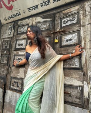 Barkha Bisht Sengupta Instagram - Just normalising being out on a regular day in a saree ! 

Saree :  @suta_bombay 
Blouse : @suta_bombay

#saree #festivalfashion #streetfashion #sareestyle #bringbacksarees