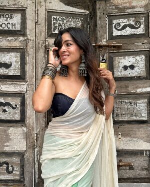 Barkha Bisht Sengupta Instagram - Just normalising being out on a regular day in a saree ! 

Saree :  @suta_bombay 
Blouse : @suta_bombay

#saree #festivalfashion #streetfashion #sareestyle #bringbacksarees
