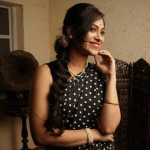 Basabdatta Chatterjee Instagram - 🖤🤍

📸 @myself_suvam
💄 @sanjuhaldermakeupartist 
🧚 @moodswings_styles 
🔗 @rudrakshprnads 

#retro #style #song #music #love