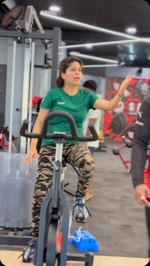 Bavithra B Instagram - Workout mukkiyam bigileeeee 😁 

#workout #gym #comedy #fun #insta #instagram