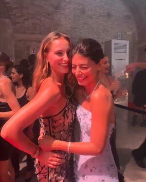 Beatrice Vendramin Instagram - The Armani fragrance launch party was absolutely dazzling. so much sparkle and energy! It’s always a pleasure to see Armani celebrating the magic of cinema in Venice. ❤️‍🔥

(and I have to say, it was the first party where it was insanely hot, but at least everyone smelled amazing!!) @armanibeauty #ArmaniSi#makeup#invitedby#Venezia81 @giorgioarmani