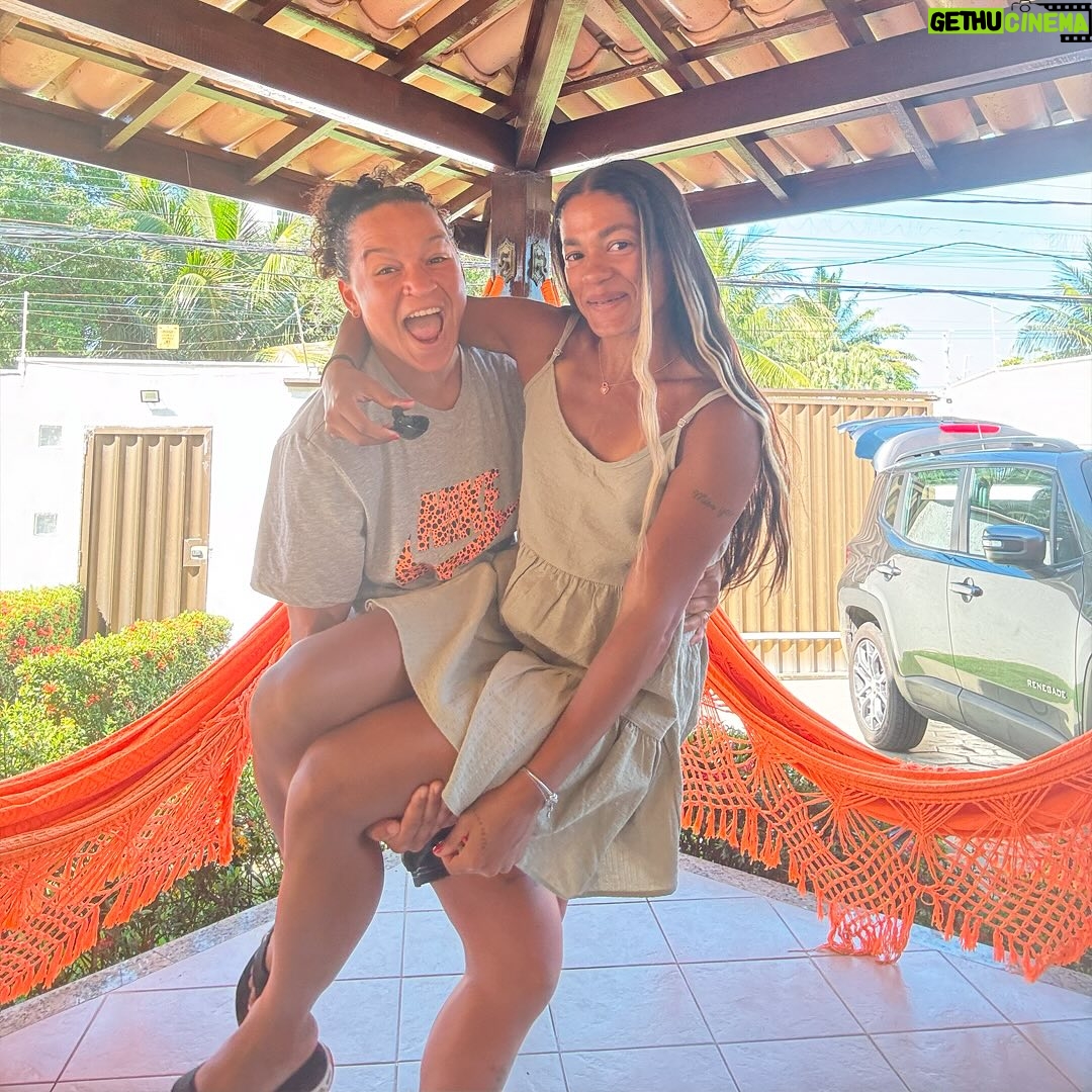 Beatriz Ferreira - 36.1K Likes - Oi vida, ou Ana Carolina...
Estou passando para dizer que hoje tenho a certeza do que me fez aceitar seu pedido de namoro. Brigamos bastante, mas quem não briga não ama, né? 😅 Somos diferentes e, ao mesmo tempo, tão iguais. Nestes quase três anos juntas, você me fez sorrir, chorar e sentir tantas coisas boas que vieram junto com você.
Concluímos nossa missão de estarmos em mais um Jogos Olímpicos, e desta vez como um casal, compartilhando nossos momentos juntas, tendo uma à outra. E quer saber? Foi incrível ter você ali comigo, vivendo tudo de maravilhoso que foi Paris.
Chegou o momento de te apresentar à minha família, grande e complicada, que eu amo. E, claro, minha cidade cheia de axé, minha querida Salvador-BA. Acho que você gostou bastante, né? Já estava se sentindo uma baiana raiz. 😝
Tenho certeza de que vamos ser muito felizes juntas e que temos muitas coisas para dividir neste mundão. Estamos começando uma nova fase do nosso relacionamento, e acredito que será ainda melhor do que antes.
Estou pronta para dizer SIM no altar 👰🏻👰🏾♀️💍 e ansiosa pelos nossos bolinhos fofos 👩🏻🍼👶🏻, que estão mais próximos do que nunca.
Eu te amo, minha vida. Obrigada por tudo.