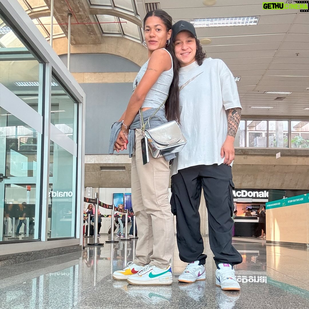 Beatriz Ferreira - 36.1K Likes - Oi vida, ou Ana Carolina...
Estou passando para dizer que hoje tenho a certeza do que me fez aceitar seu pedido de namoro. Brigamos bastante, mas quem não briga não ama, né? 😅 Somos diferentes e, ao mesmo tempo, tão iguais. Nestes quase três anos juntas, você me fez sorrir, chorar e sentir tantas coisas boas que vieram junto com você.
Concluímos nossa missão de estarmos em mais um Jogos Olímpicos, e desta vez como um casal, compartilhando nossos momentos juntas, tendo uma à outra. E quer saber? Foi incrível ter você ali comigo, vivendo tudo de maravilhoso que foi Paris.
Chegou o momento de te apresentar à minha família, grande e complicada, que eu amo. E, claro, minha cidade cheia de axé, minha querida Salvador-BA. Acho que você gostou bastante, né? Já estava se sentindo uma baiana raiz. 😝
Tenho certeza de que vamos ser muito felizes juntas e que temos muitas coisas para dividir neste mundão. Estamos começando uma nova fase do nosso relacionamento, e acredito que será ainda melhor do que antes.
Estou pronta para dizer SIM no altar 👰🏻👰🏾♀️💍 e ansiosa pelos nossos bolinhos fofos 👩🏻🍼👶🏻, que estão mais próximos do que nunca.
Eu te amo, minha vida. Obrigada por tudo.