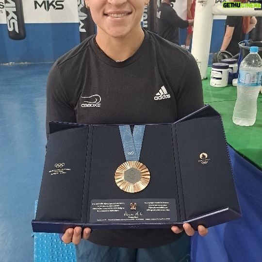 Beatriz Ferreira - 3.7K Likes - A CAIXA CHEGOU!! 🤩🥉🥊
Pois bem, a @beatrizferreira60kg levou o bronze nos 60kg da Olimpíada de Paris, mas depois do pódio vocês acreditam que ela ficou sem a caixa que vinha a medalha? Pois é, a nossa braba voltou para o Brasil só com a medalha, sem caixa e sem o mascotinho! 😱
Mas tivemos ajuda! A @paulaavakian recebeu a caixa e a Phryge de bronze lá em Paris e trouxe para nossa Bia aqui no Centro de Treinamento de São Paulo! Ufa!
Agora sim, medalha no seu devido lugar!!! 🤩🥉
#CBBoxe #BeatrizFerreira #Paris2024
