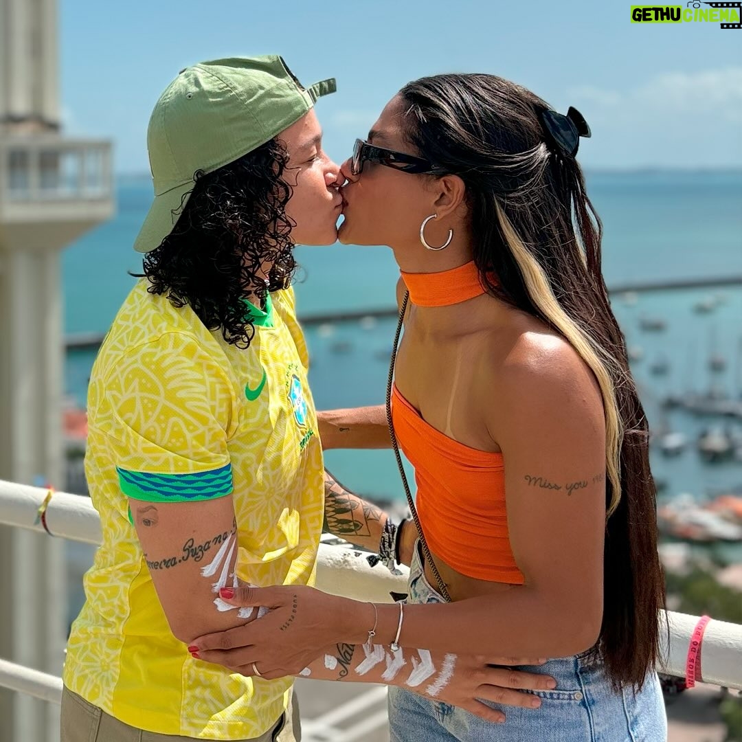 Beatriz Ferreira - 36.1K Likes - Oi vida, ou Ana Carolina...
Estou passando para dizer que hoje tenho a certeza do que me fez aceitar seu pedido de namoro. Brigamos bastante, mas quem não briga não ama, né? 😅 Somos diferentes e, ao mesmo tempo, tão iguais. Nestes quase três anos juntas, você me fez sorrir, chorar e sentir tantas coisas boas que vieram junto com você.
Concluímos nossa missão de estarmos em mais um Jogos Olímpicos, e desta vez como um casal, compartilhando nossos momentos juntas, tendo uma à outra. E quer saber? Foi incrível ter você ali comigo, vivendo tudo de maravilhoso que foi Paris.
Chegou o momento de te apresentar à minha família, grande e complicada, que eu amo. E, claro, minha cidade cheia de axé, minha querida Salvador-BA. Acho que você gostou bastante, né? Já estava se sentindo uma baiana raiz. 😝
Tenho certeza de que vamos ser muito felizes juntas e que temos muitas coisas para dividir neste mundão. Estamos começando uma nova fase do nosso relacionamento, e acredito que será ainda melhor do que antes.
Estou pronta para dizer SIM no altar 👰🏻👰🏾♀️💍 e ansiosa pelos nossos bolinhos fofos 👩🏻🍼👶🏻, que estão mais próximos do que nunca.
Eu te amo, minha vida. Obrigada por tudo.