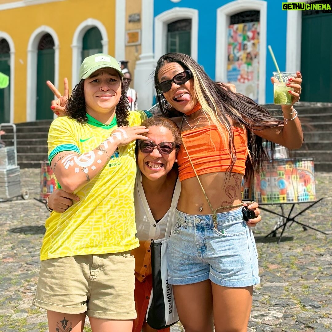 Beatriz Ferreira - 36.1K Likes - Oi vida, ou Ana Carolina...
Estou passando para dizer que hoje tenho a certeza do que me fez aceitar seu pedido de namoro. Brigamos bastante, mas quem não briga não ama, né? 😅 Somos diferentes e, ao mesmo tempo, tão iguais. Nestes quase três anos juntas, você me fez sorrir, chorar e sentir tantas coisas boas que vieram junto com você.
Concluímos nossa missão de estarmos em mais um Jogos Olímpicos, e desta vez como um casal, compartilhando nossos momentos juntas, tendo uma à outra. E quer saber? Foi incrível ter você ali comigo, vivendo tudo de maravilhoso que foi Paris.
Chegou o momento de te apresentar à minha família, grande e complicada, que eu amo. E, claro, minha cidade cheia de axé, minha querida Salvador-BA. Acho que você gostou bastante, né? Já estava se sentindo uma baiana raiz. 😝
Tenho certeza de que vamos ser muito felizes juntas e que temos muitas coisas para dividir neste mundão. Estamos começando uma nova fase do nosso relacionamento, e acredito que será ainda melhor do que antes.
Estou pronta para dizer SIM no altar 👰🏻👰🏾♀️💍 e ansiosa pelos nossos bolinhos fofos 👩🏻🍼👶🏻, que estão mais próximos do que nunca.
Eu te amo, minha vida. Obrigada por tudo.