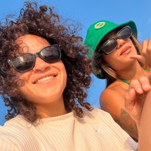 Beatriz Ferreira Instagram - Oi vida, ou Ana Carolina...

Estou passando para dizer que hoje tenho a certeza do que me fez aceitar seu pedido de namoro. Brigamos bastante, mas quem não briga não ama, né? 😅 Somos diferentes e, ao mesmo tempo, tão iguais. Nestes quase três anos juntas, você me fez sorrir, chorar e sentir tantas coisas boas que vieram junto com você.

Concluímos nossa missão de estarmos em mais um Jogos Olímpicos, e desta vez como um casal, compartilhando nossos momentos juntas, tendo uma à outra. E quer saber? Foi incrível ter você ali comigo, vivendo tudo de maravilhoso que foi Paris.

Chegou o momento de te apresentar à minha família, grande e complicada, que eu amo. E, claro, minha cidade cheia de axé, minha querida Salvador-BA. Acho que você gostou bastante, né? Já estava se sentindo uma baiana raiz. 😝

Tenho certeza de que vamos ser muito felizes juntas e que temos muitas coisas para dividir neste mundão. Estamos começando uma nova fase do nosso relacionamento, e acredito que será ainda melhor do que antes.

Estou pronta para dizer SIM no altar 👰🏻👰🏾‍♀️💍 e ansiosa pelos nossos bolinhos fofos 👩🏻‍🍼👶🏻, que estão mais próximos do que nunca.

Eu te amo, minha vida. Obrigada por tudo.