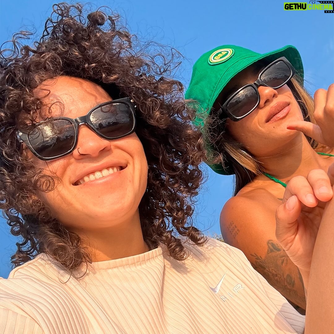 Beatriz Ferreira - 36.1K Likes - Oi vida, ou Ana Carolina...
Estou passando para dizer que hoje tenho a certeza do que me fez aceitar seu pedido de namoro. Brigamos bastante, mas quem não briga não ama, né? 😅 Somos diferentes e, ao mesmo tempo, tão iguais. Nestes quase três anos juntas, você me fez sorrir, chorar e sentir tantas coisas boas que vieram junto com você.
Concluímos nossa missão de estarmos em mais um Jogos Olímpicos, e desta vez como um casal, compartilhando nossos momentos juntas, tendo uma à outra. E quer saber? Foi incrível ter você ali comigo, vivendo tudo de maravilhoso que foi Paris.
Chegou o momento de te apresentar à minha família, grande e complicada, que eu amo. E, claro, minha cidade cheia de axé, minha querida Salvador-BA. Acho que você gostou bastante, né? Já estava se sentindo uma baiana raiz. 😝
Tenho certeza de que vamos ser muito felizes juntas e que temos muitas coisas para dividir neste mundão. Estamos começando uma nova fase do nosso relacionamento, e acredito que será ainda melhor do que antes.
Estou pronta para dizer SIM no altar 👰🏻👰🏾♀️💍 e ansiosa pelos nossos bolinhos fofos 👩🏻🍼👶🏻, que estão mais próximos do que nunca.
Eu te amo, minha vida. Obrigada por tudo.