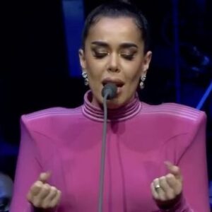 Beatriz Luengo Instagram - Me encanta ver a @karolg reinterpretar esta joya que un día conocimos en la voz de otra grande @martisimasanchez y qué yo tuve la suerte de compartir con el maestro @andreabocelliofficial en su gira en USA. Uno de los momentos más bonitos de mi carrera. Estaba tan nerviosa por la emoción. 
Se la regalo a mi madre @angelines__60 que hoy es su cumpleaños y es su canción favorita. Te quiero mamá!!!
Yo vivo por ella y por ti 🫶🏻