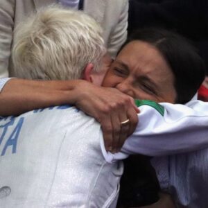 Bebe Vio Instagram - Ogni gara importante della mia vita inizia sempre con una canzone, che parte la mattina come sveglia e che poi ascolto tutto il giorno per caricarmi 🦾
Quella di Parigi 2024 è stata “Ciao mamma” e quel “guarda come mi diverto…” è stata la cosa più importante di tutte!
Eh si.. il Grand Palais era pieno di gente… ma pieno anche di te, anzi di voi! 🤩
Come sapete la famiglia è la cosa a cui tengo di più… e questa volta c’era anche la vostra di famiglia, che fin dall’inizio, fin da piccola, quando ancora nessuno mi conosceva, ci ha sostenuti e voluto sempre bene 🥰
Le nostre due famiglie sono energia pura, insieme poi… SBAM!💥 
Los Vios Grandis ed i Cherubinis sempre insieme!

photo credit: @augusto280766 / @bof.roberto