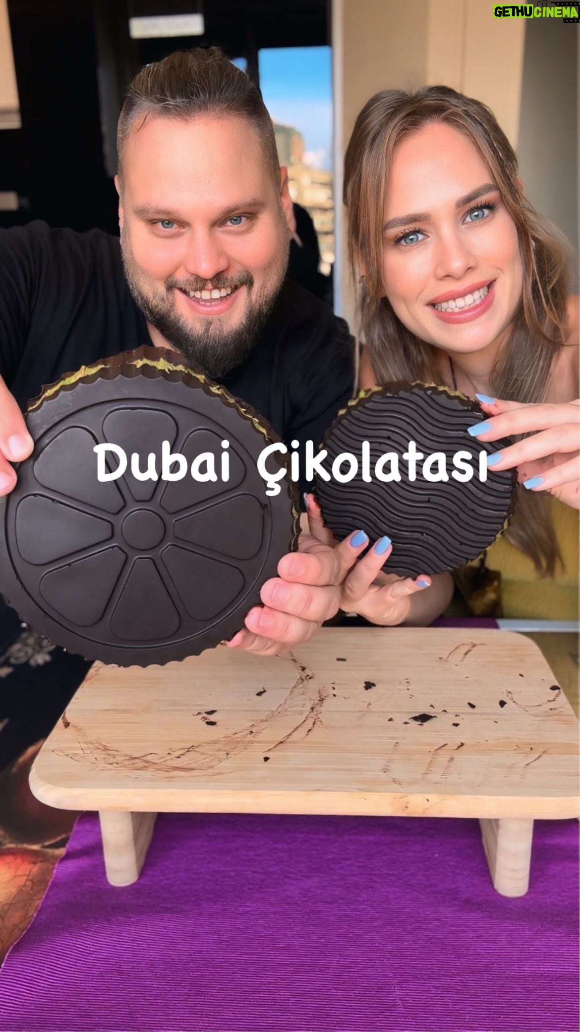 Begüm Öner - 7K Likes - Dubai Çikolatası sevenler 🍫
Malzemeler
200 gram Kadayıf
200 gram Bitter Çikolata
2 yemek kaşığı Tereyağ
3 yemek kaşığı Antep Fıstığı Ezmesi
2 yemek kaşığı Toz Antep Fıstığı
1 yemek kaşığı Tahin
#çikolata #food #dubai