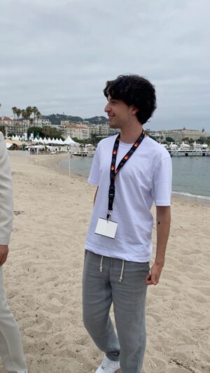 Belgin Inal Instagram - Zooo grappig, terwijl we aan het strand zitten liepen voor ons de acteurs van de HUNT en SQUID GAME en praten ze zomaar met mijn zoon @constantijn.jtb  en nu de Koreaanse tv bezig met de film opnamen met de hoofdrol spelers
met mijn zoon op het strand😀
#squidgame @constantijn.jtb #Lee Jung-jae