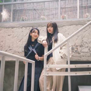 Bella Yang Instagram - 跟婆婆一起拍穿搭，每次都會吵架
但這種吵好像算是一種情趣？

（貝🐷 卡👾）

🐷：妳不準把我拍太矮喲！
👾：我已經蹲到極限了！妳自己長太矮！
🐷：妳給別人拍啦！我不要妳拍！
-
👾：停！不要動！妳現在很正！
🐷：是這樣嗎？
👾：奇怪眼睛看很漂亮，手機怎麼就～～
🐷：我就醜！ 
👾：⋯ （氣什麼氣？）
-
👾：婆婆我覺得妳跟這塊石頭拍很漂亮！
🐷：為什麼是石頭？我要跟漂亮的東西拍！
👾：這是顆很漂亮的石頭哇！！
🐷：⋯這不是一塊爛掉的水泥嗎？

🐷：（轉過頭問小幫手）妳覺得卡卡說的石頭有漂亮嗎？
（小幫手搖頭🙂‍↔️）
-
Anyway @mougganofficial @vivid 
首次風格人物聯名～
秋季🍁輕復古風 09.23 早10正式開賣🍁

我們驚嘆❗️身上的五分短袖！爆炸顯瘦😆
（吃過午餐的小肚會被撫平）
打褶寬褲的細節也很讚，褲管口有把打褶車縫住，
摺子洗了也不怕散掉，走路有微燈籠效果～酷

👾：婆，什麼時候換我們當風格人物？
🐷：妳長得漂亮一點就可以了啦！
👾：⋯我很醜嗎⋯？ 

#卡貝妻妻日記 #卡貝穿搭日記