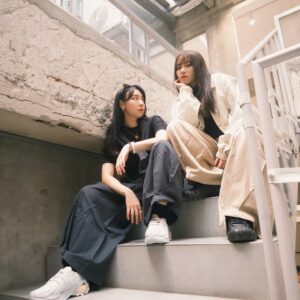 Bella Yang Instagram - 跟婆婆一起拍穿搭，每次都會吵架
但這種吵好像算是一種情趣？

（貝🐷 卡👾）

🐷：妳不準把我拍太矮喲！
👾：我已經蹲到極限了！妳自己長太矮！
🐷：妳給別人拍啦！我不要妳拍！
-
👾：停！不要動！妳現在很正！
🐷：是這樣嗎？
👾：奇怪眼睛看很漂亮，手機怎麼就～～
🐷：我就醜！ 
👾：⋯ （氣什麼氣？）
-
👾：婆婆我覺得妳跟這塊石頭拍很漂亮！
🐷：為什麼是石頭？我要跟漂亮的東西拍！
👾：這是顆很漂亮的石頭哇！！
🐷：⋯這不是一塊爛掉的水泥嗎？

🐷：（轉過頭問小幫手）妳覺得卡卡說的石頭有漂亮嗎？
（小幫手搖頭🙂‍↔️）
-
Anyway @mougganofficial @vivid 
首次風格人物聯名～
秋季🍁輕復古風 09.23 早10正式開賣🍁

我們驚嘆❗️身上的五分短袖！爆炸顯瘦😆
（吃過午餐的小肚會被撫平）
打褶寬褲的細節也很讚，褲管口有把打褶車縫住，
摺子洗了也不怕散掉，走路有微燈籠效果～酷

👾：婆，什麼時候換我們當風格人物？
🐷：妳長得漂亮一點就可以了啦！
👾：⋯我很醜嗎⋯？ 

#卡貝妻妻日記 #卡貝穿搭日記