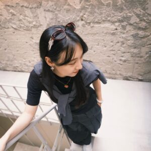 Bella Yang Instagram - 跟婆婆一起拍穿搭，每次都會吵架
但這種吵好像算是一種情趣？

（貝🐷 卡👾）

🐷：妳不準把我拍太矮喲！
👾：我已經蹲到極限了！妳自己長太矮！
🐷：妳給別人拍啦！我不要妳拍！
-
👾：停！不要動！妳現在很正！
🐷：是這樣嗎？
👾：奇怪眼睛看很漂亮，手機怎麼就～～
🐷：我就醜！ 
👾：⋯ （氣什麼氣？）
-
👾：婆婆我覺得妳跟這塊石頭拍很漂亮！
🐷：為什麼是石頭？我要跟漂亮的東西拍！
👾：這是顆很漂亮的石頭哇！！
🐷：⋯這不是一塊爛掉的水泥嗎？

🐷：（轉過頭問小幫手）妳覺得卡卡說的石頭有漂亮嗎？
（小幫手搖頭🙂‍↔️）
-
Anyway @mougganofficial @vivid 
首次風格人物聯名～
秋季🍁輕復古風 09.23 早10正式開賣🍁

我們驚嘆❗️身上的五分短袖！爆炸顯瘦😆
（吃過午餐的小肚會被撫平）
打褶寬褲的細節也很讚，褲管口有把打褶車縫住，
摺子洗了也不怕散掉，走路有微燈籠效果～酷

👾：婆，什麼時候換我們當風格人物？
🐷：妳長得漂亮一點就可以了啦！
👾：⋯我很醜嗎⋯？ 

#卡貝妻妻日記 #卡貝穿搭日記
