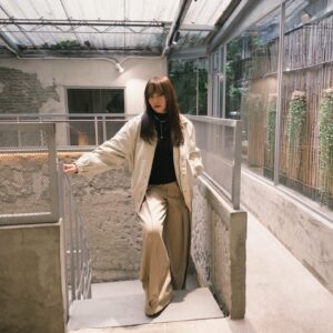 Bella Yang Instagram - 跟婆婆一起拍穿搭，每次都會吵架
但這種吵好像算是一種情趣？

（貝🐷 卡👾）

🐷：妳不準把我拍太矮喲！
👾：我已經蹲到極限了！妳自己長太矮！
🐷：妳給別人拍啦！我不要妳拍！
-
👾：停！不要動！妳現在很正！
🐷：是這樣嗎？
👾：奇怪眼睛看很漂亮，手機怎麼就～～
🐷：我就醜！ 
👾：⋯ （氣什麼氣？）
-
👾：婆婆我覺得妳跟這塊石頭拍很漂亮！
🐷：為什麼是石頭？我要跟漂亮的東西拍！
👾：這是顆很漂亮的石頭哇！！
🐷：⋯這不是一塊爛掉的水泥嗎？

🐷：（轉過頭問小幫手）妳覺得卡卡說的石頭有漂亮嗎？
（小幫手搖頭🙂‍↔️）
-
Anyway @mougganofficial @vivid 
首次風格人物聯名～
秋季🍁輕復古風 09.23 早10正式開賣🍁

我們驚嘆❗️身上的五分短袖！爆炸顯瘦😆
（吃過午餐的小肚會被撫平）
打褶寬褲的細節也很讚，褲管口有把打褶車縫住，
摺子洗了也不怕散掉，走路有微燈籠效果～酷

👾：婆，什麼時候換我們當風格人物？
🐷：妳長得漂亮一點就可以了啦！
👾：⋯我很醜嗎⋯？ 

#卡貝妻妻日記 #卡貝穿搭日記