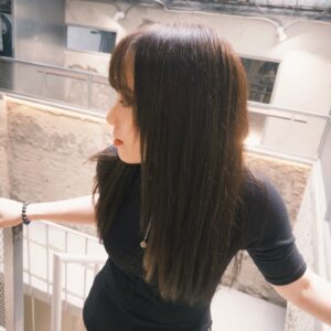 Bella Yang Instagram - 跟婆婆一起拍穿搭，每次都會吵架
但這種吵好像算是一種情趣？

（貝🐷 卡👾）

🐷：妳不準把我拍太矮喲！
👾：我已經蹲到極限了！妳自己長太矮！
🐷：妳給別人拍啦！我不要妳拍！
-
👾：停！不要動！妳現在很正！
🐷：是這樣嗎？
👾：奇怪眼睛看很漂亮，手機怎麼就～～
🐷：我就醜！ 
👾：⋯ （氣什麼氣？）
-
👾：婆婆我覺得妳跟這塊石頭拍很漂亮！
🐷：為什麼是石頭？我要跟漂亮的東西拍！
👾：這是顆很漂亮的石頭哇！！
🐷：⋯這不是一塊爛掉的水泥嗎？

🐷：（轉過頭問小幫手）妳覺得卡卡說的石頭有漂亮嗎？
（小幫手搖頭🙂‍↔️）
-
Anyway @mougganofficial @vivid 
首次風格人物聯名～
秋季🍁輕復古風 09.23 早10正式開賣🍁

我們驚嘆❗️身上的五分短袖！爆炸顯瘦😆
（吃過午餐的小肚會被撫平）
打褶寬褲的細節也很讚，褲管口有把打褶車縫住，
摺子洗了也不怕散掉，走路有微燈籠效果～酷

👾：婆，什麼時候換我們當風格人物？
🐷：妳長得漂亮一點就可以了啦！
👾：⋯我很醜嗎⋯？ 

#卡貝妻妻日記 #卡貝穿搭日記