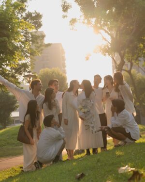 Bella Yang Instagram - 浩浩蕩蕩的證婚💍儀式終於告一段落啦～！
@yangtsaifeiiii 🐷💘👾 @caroline3469 

看到照片、影片，真的覺得像夢一場
也謝謝所有送給我們祝福的妳/你💕

很多人問我們，登記結婚以後有什麼差別嗎？
坦白說生活上沒什麼差別，
畢竟我們本來就一起工作、一起同居了4年多了

那為什麼還要結婚？
我們覺得是一種信任、一種心態、一種心意
就很像是好友生日，只傳生日快樂vs親自碰面贈禮
的那種差別，是一種更暖更認真呵護的心意
也像是簽下名，妳的未來由我照顧的證書

為什麼現在才正式登記？
因為多多少少家庭還是有些傳統觀念
我們希望我們能讓家人盡可能放心
所以過程上有很多努力，我們也做了很多心理調適

但無論如何，我們都感到無比幸福與幸運💝
就像是宇宙給了我們好多好多禮物一樣！

也謝謝我們的好友家人們，為了我們特別請假
只為了當我們的證婚人們☺️

@lojodielo @julia__tang @jsamare01 @denny.nong 
@lilyhou1118 @alston.cpyqq 
@donny.lin @henryamouriq @pinhsuan0118 

還有無法到場但是送上祝福的每一個妳/你
讓我們知道我們是多麼的被愛著☺️

結婚登記的Vlog ,也已經上片囉！
歡迎一起看我們的紀錄影片💐💍👰‍♀️

#卡貝妻妻日記 #CBdiary