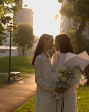 Bella Yang Instagram - 浩浩蕩蕩的證婚💍儀式終於告一段落啦～！
@yangtsaifeiiii 🐷💘👾 @caroline3469 

看到照片、影片，真的覺得像夢一場
也謝謝所有送給我們祝福的妳/你💕

很多人問我們，登記結婚以後有什麼差別嗎？
坦白說生活上沒什麼差別，
畢竟我們本來就一起工作、一起同居了4年多了

那為什麼還要結婚？
我們覺得是一種信任、一種心態、一種心意
就很像是好友生日，只傳生日快樂vs親自碰面贈禮
的那種差別，是一種更暖更認真呵護的心意
也像是簽下名，妳的未來由我照顧的證書

為什麼現在才正式登記？
因為多多少少家庭還是有些傳統觀念
我們希望我們能讓家人盡可能放心
所以過程上有很多努力，我們也做了很多心理調適

但無論如何，我們都感到無比幸福與幸運💝
就像是宇宙給了我們好多好多禮物一樣！

也謝謝我們的好友家人們，為了我們特別請假
只為了當我們的證婚人們☺️

@lojodielo @julia__tang @jsamare01 @denny.nong 
@lilyhou1118 @alston.cpyqq 
@donny.lin @henryamouriq @pinhsuan0118 

還有無法到場但是送上祝福的每一個妳/你
讓我們知道我們是多麼的被愛著☺️

結婚登記的Vlog ,也已經上片囉！
歡迎一起看我們的紀錄影片💐💍👰‍♀️

#卡貝妻妻日記 #CBdiary