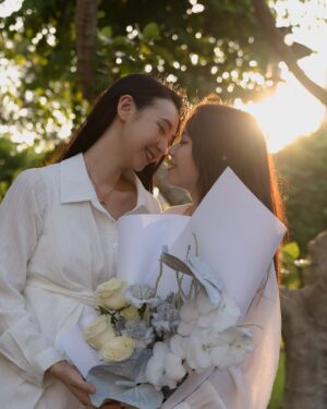Bella Yang Instagram - 浩浩蕩蕩的證婚💍儀式終於告一段落啦～！
@yangtsaifeiiii 🐷💘👾 @caroline3469 

看到照片、影片，真的覺得像夢一場
也謝謝所有送給我們祝福的妳/你💕

很多人問我們，登記結婚以後有什麼差別嗎？
坦白說生活上沒什麼差別，
畢竟我們本來就一起工作、一起同居了4年多了

那為什麼還要結婚？
我們覺得是一種信任、一種心態、一種心意
就很像是好友生日，只傳生日快樂vs親自碰面贈禮
的那種差別，是一種更暖更認真呵護的心意
也像是簽下名，妳的未來由我照顧的證書

為什麼現在才正式登記？
因為多多少少家庭還是有些傳統觀念
我們希望我們能讓家人盡可能放心
所以過程上有很多努力，我們也做了很多心理調適

但無論如何，我們都感到無比幸福與幸運💝
就像是宇宙給了我們好多好多禮物一樣！

也謝謝我們的好友家人們，為了我們特別請假
只為了當我們的證婚人們☺️

@lojodielo @julia__tang @jsamare01 @denny.nong 
@lilyhou1118 @alston.cpyqq 
@donny.lin @henryamouriq @pinhsuan0118 

還有無法到場但是送上祝福的每一個妳/你
讓我們知道我們是多麼的被愛著☺️

結婚登記的Vlog ,也已經上片囉！
歡迎一起看我們的紀錄影片💐💍👰‍♀️

#卡貝妻妻日記 #CBdiary