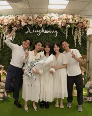 Bella Yang Instagram - 浩浩蕩蕩的證婚💍儀式終於告一段落啦～！
@yangtsaifeiiii 🐷💘👾 @caroline3469 

看到照片、影片，真的覺得像夢一場
也謝謝所有送給我們祝福的妳/你💕

很多人問我們，登記結婚以後有什麼差別嗎？
坦白說生活上沒什麼差別，
畢竟我們本來就一起工作、一起同居了4年多了

那為什麼還要結婚？
我們覺得是一種信任、一種心態、一種心意
就很像是好友生日，只傳生日快樂vs親自碰面贈禮
的那種差別，是一種更暖更認真呵護的心意
也像是簽下名，妳的未來由我照顧的證書

為什麼現在才正式登記？
因為多多少少家庭還是有些傳統觀念
我們希望我們能讓家人盡可能放心
所以過程上有很多努力，我們也做了很多心理調適

但無論如何，我們都感到無比幸福與幸運💝
就像是宇宙給了我們好多好多禮物一樣！

也謝謝我們的好友家人們，為了我們特別請假
只為了當我們的證婚人們☺️

@lojodielo @julia__tang @jsamare01 @denny.nong 
@lilyhou1118 @alston.cpyqq 
@donny.lin @henryamouriq @pinhsuan0118 

還有無法到場但是送上祝福的每一個妳/你
讓我們知道我們是多麼的被愛著☺️

結婚登記的Vlog ,也已經上片囉！
歡迎一起看我們的紀錄影片💐💍👰‍♀️

#卡貝妻妻日記 #CBdiary