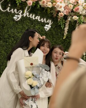 Bella Yang Instagram - 浩浩蕩蕩的證婚💍儀式終於告一段落啦～！
@yangtsaifeiiii 🐷💘👾 @caroline3469 

看到照片、影片，真的覺得像夢一場
也謝謝所有送給我們祝福的妳/你💕

很多人問我們，登記結婚以後有什麼差別嗎？
坦白說生活上沒什麼差別，
畢竟我們本來就一起工作、一起同居了4年多了

那為什麼還要結婚？
我們覺得是一種信任、一種心態、一種心意
就很像是好友生日，只傳生日快樂vs親自碰面贈禮
的那種差別，是一種更暖更認真呵護的心意
也像是簽下名，妳的未來由我照顧的證書

為什麼現在才正式登記？
因為多多少少家庭還是有些傳統觀念
我們希望我們能讓家人盡可能放心
所以過程上有很多努力，我們也做了很多心理調適

但無論如何，我們都感到無比幸福與幸運💝
就像是宇宙給了我們好多好多禮物一樣！

也謝謝我們的好友家人們，為了我們特別請假
只為了當我們的證婚人們☺️

@lojodielo @julia__tang @jsamare01 @denny.nong 
@lilyhou1118 @alston.cpyqq 
@donny.lin @henryamouriq @pinhsuan0118 

還有無法到場但是送上祝福的每一個妳/你
讓我們知道我們是多麼的被愛著☺️

結婚登記的Vlog ,也已經上片囉！
歡迎一起看我們的紀錄影片💐💍👰‍♀️

#卡貝妻妻日記 #CBdiary