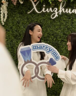Bella Yang Instagram - 浩浩蕩蕩的證婚💍儀式終於告一段落啦～！
@yangtsaifeiiii 🐷💘👾 @caroline3469 

看到照片、影片，真的覺得像夢一場
也謝謝所有送給我們祝福的妳/你💕

很多人問我們，登記結婚以後有什麼差別嗎？
坦白說生活上沒什麼差別，
畢竟我們本來就一起工作、一起同居了4年多了

那為什麼還要結婚？
我們覺得是一種信任、一種心態、一種心意
就很像是好友生日，只傳生日快樂vs親自碰面贈禮
的那種差別，是一種更暖更認真呵護的心意
也像是簽下名，妳的未來由我照顧的證書

為什麼現在才正式登記？
因為多多少少家庭還是有些傳統觀念
我們希望我們能讓家人盡可能放心
所以過程上有很多努力，我們也做了很多心理調適

但無論如何，我們都感到無比幸福與幸運💝
就像是宇宙給了我們好多好多禮物一樣！

也謝謝我們的好友家人們，為了我們特別請假
只為了當我們的證婚人們☺️

@lojodielo @julia__tang @jsamare01 @denny.nong 
@lilyhou1118 @alston.cpyqq 
@donny.lin @henryamouriq @pinhsuan0118 

還有無法到場但是送上祝福的每一個妳/你
讓我們知道我們是多麼的被愛著☺️

結婚登記的Vlog ,也已經上片囉！
歡迎一起看我們的紀錄影片💐💍👰‍♀️

#卡貝妻妻日記 #CBdiary