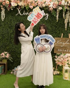 Bella Yang Instagram - 浩浩蕩蕩的證婚💍儀式終於告一段落啦～！
@yangtsaifeiiii 🐷💘👾 @caroline3469 

看到照片、影片，真的覺得像夢一場
也謝謝所有送給我們祝福的妳/你💕

很多人問我們，登記結婚以後有什麼差別嗎？
坦白說生活上沒什麼差別，
畢竟我們本來就一起工作、一起同居了4年多了

那為什麼還要結婚？
我們覺得是一種信任、一種心態、一種心意
就很像是好友生日，只傳生日快樂vs親自碰面贈禮
的那種差別，是一種更暖更認真呵護的心意
也像是簽下名，妳的未來由我照顧的證書

為什麼現在才正式登記？
因為多多少少家庭還是有些傳統觀念
我們希望我們能讓家人盡可能放心
所以過程上有很多努力，我們也做了很多心理調適

但無論如何，我們都感到無比幸福與幸運💝
就像是宇宙給了我們好多好多禮物一樣！

也謝謝我們的好友家人們，為了我們特別請假
只為了當我們的證婚人們☺️

@lojodielo @julia__tang @jsamare01 @denny.nong 
@lilyhou1118 @alston.cpyqq 
@donny.lin @henryamouriq @pinhsuan0118 

還有無法到場但是送上祝福的每一個妳/你
讓我們知道我們是多麼的被愛著☺️

結婚登記的Vlog ,也已經上片囉！
歡迎一起看我們的紀錄影片💐💍👰‍♀️

#卡貝妻妻日記 #CBdiary