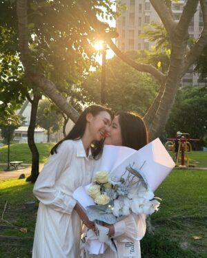 Bella Yang Instagram - 我們結婚啦👰‍♀️💐💘
2024.09.10我們的五週年

💌
好神奇唷，五年，我們在一起五年了！
常常覺得時間過得快的不可思議，
但每次一起翻相簿、看我們拍過的Vlog，
再一起回味每一個我們一起經歷的片段，
不論當下的感受是難過、是幸福，
都是我一輩子最最最珍貴的回憶。

2019～2024

即使一起經歷過很辛苦很黑暗的時期，
但我也因此更珍惜這些與妳一起得來不易的幸福。
我無法完整形容出我有多愛妳，
但我承諾會給妳我最完整的愛。

未來我不奢求過多華麗的生活，
只想要和妳一起組成家庭，一起生活，
一起白頭變成兩個幸福快樂的老奶奶👵🏻

看妳笑的開心，就是我最幸福的時刻了❤️
我會一輩子珍惜著妳，直到永遠

這輩子我找到妳了，下輩子也會，每一個輩子都會

#卡貝妻妻日記 #CBdiary