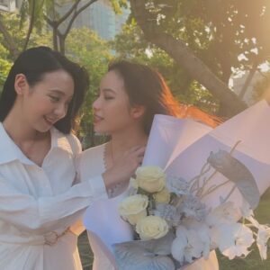 Bella Yang Instagram - 我們結婚啦👰‍♀️💐💘
2024.09.10我們的五週年

💌
好神奇唷，五年，我們在一起五年了！
常常覺得時間過得快的不可思議，
但每次一起翻相簿、看我們拍過的Vlog，
再一起回味每一個我們一起經歷的片段，
不論當下的感受是難過、是幸福，
都是我一輩子最最最珍貴的回憶。

2019～2024

即使一起經歷過很辛苦很黑暗的時期，
但我也因此更珍惜這些與妳一起得來不易的幸福。
我無法完整形容出我有多愛妳，
但我承諾會給妳我最完整的愛。

未來我不奢求過多華麗的生活，
只想要和妳一起組成家庭，一起生活，
一起白頭變成兩個幸福快樂的老奶奶👵🏻

看妳笑的開心，就是我最幸福的時刻了❤️
我會一輩子珍惜著妳，直到永遠

這輩子我找到妳了，下輩子也會，每一個輩子都會

#卡貝妻妻日記 #CBdiary