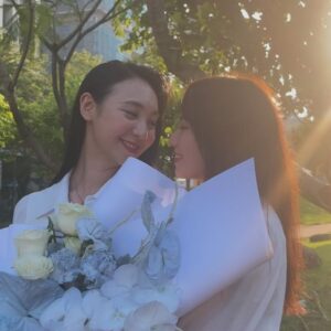 Bella Yang Instagram - 我們結婚啦👰‍♀️💐💘
2024.09.10我們的五週年

💌
好神奇唷，五年，我們在一起五年了！
常常覺得時間過得快的不可思議，
但每次一起翻相簿、看我們拍過的Vlog，
再一起回味每一個我們一起經歷的片段，
不論當下的感受是難過、是幸福，
都是我一輩子最最最珍貴的回憶。

2019～2024

即使一起經歷過很辛苦很黑暗的時期，
但我也因此更珍惜這些與妳一起得來不易的幸福。
我無法完整形容出我有多愛妳，
但我承諾會給妳我最完整的愛。

未來我不奢求過多華麗的生活，
只想要和妳一起組成家庭，一起生活，
一起白頭變成兩個幸福快樂的老奶奶👵🏻

看妳笑的開心，就是我最幸福的時刻了❤️
我會一輩子珍惜著妳，直到永遠

這輩子我找到妳了，下輩子也會，每一個輩子都會

#卡貝妻妻日記 #CBdiary