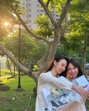 Bella Yang Instagram - 我們結婚啦👰‍♀️💐💘
2024.09.10我們的五週年

💌
好神奇唷，五年，我們在一起五年了！
常常覺得時間過得快的不可思議，
但每次一起翻相簿、看我們拍過的Vlog，
再一起回味每一個我們一起經歷的片段，
不論當下的感受是難過、是幸福，
都是我一輩子最最最珍貴的回憶。

2019～2024

即使一起經歷過很辛苦很黑暗的時期，
但我也因此更珍惜這些與妳一起得來不易的幸福。
我無法完整形容出我有多愛妳，
但我承諾會給妳我最完整的愛。

未來我不奢求過多華麗的生活，
只想要和妳一起組成家庭，一起生活，
一起白頭變成兩個幸福快樂的老奶奶👵🏻

看妳笑的開心，就是我最幸福的時刻了❤️
我會一輩子珍惜著妳，直到永遠

這輩子我找到妳了，下輩子也會，每一個輩子都會

#卡貝妻妻日記 #CBdiary