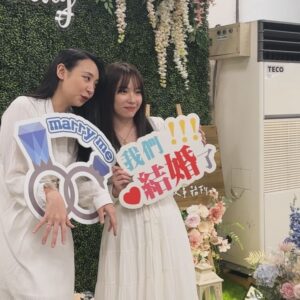 Bella Yang Instagram - 我們結婚啦👰‍♀️💐💘
2024.09.10我們的五週年

💌
好神奇唷，五年，我們在一起五年了！
常常覺得時間過得快的不可思議，
但每次一起翻相簿、看我們拍過的Vlog，
再一起回味每一個我們一起經歷的片段，
不論當下的感受是難過、是幸福，
都是我一輩子最最最珍貴的回憶。

2019～2024

即使一起經歷過很辛苦很黑暗的時期，
但我也因此更珍惜這些與妳一起得來不易的幸福。
我無法完整形容出我有多愛妳，
但我承諾會給妳我最完整的愛。

未來我不奢求過多華麗的生活，
只想要和妳一起組成家庭，一起生活，
一起白頭變成兩個幸福快樂的老奶奶👵🏻

看妳笑的開心，就是我最幸福的時刻了❤️
我會一輩子珍惜著妳，直到永遠

這輩子我找到妳了，下輩子也會，每一個輩子都會

#卡貝妻妻日記 #CBdiary