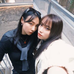 Bella Yang Instagram - 跟婆婆一起拍穿搭，每次都會吵架
但這種吵好像算是一種情趣？

（貝🐷 卡👾）

🐷：妳不準把我拍太矮喲！
👾：我已經蹲到極限了！妳自己長太矮！
🐷：妳給別人拍啦！我不要妳拍！
-
👾：停！不要動！妳現在很正！
🐷：是這樣嗎？
👾：奇怪眼睛看很漂亮，手機怎麼就～～
🐷：我就醜！ 
👾：⋯ （氣什麼氣？）
-
👾：婆婆我覺得妳跟這塊石頭拍很漂亮！
🐷：為什麼是石頭？我要跟漂亮的東西拍！
👾：這是顆很漂亮的石頭哇！！
🐷：⋯這不是一塊爛掉的水泥嗎？

🐷：（轉過頭問小幫手）妳覺得卡卡說的石頭有漂亮嗎？
（小幫手搖頭🙂‍↔️）
-
Anyway @mougganofficial @vivid 
首次風格人物聯名～
秋季🍁輕復古風 09.23 早10正式開賣🍁

我們驚嘆❗️身上的五分短袖！爆炸顯瘦😆
（吃過午餐的小肚會被撫平）
打褶寬褲的細節也很讚，褲管口有把打褶車縫住，
摺子洗了也不怕散掉，走路有微燈籠效果～酷

👾：婆，什麼時候換我們當風格人物？
🐷：妳長得漂亮一點就可以了啦！
👾：⋯我很醜嗎⋯？ 

#卡貝妻妻日記 #卡貝穿搭日記