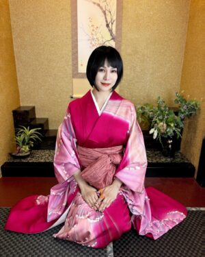 Beni Ninagawa Instagram - さて。来週の動画お楽しみに！！
着物屋の娘が言うのもアレやけど、何事も基本形は絶対大事だけど三味線のスタイルも着付けも自由に楽しもうゼ☆。.:＊・゜