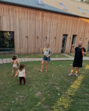 Berenika Kohoutová Instagram - Na tyhle prázdniny budu stejně vzpomínat s největší láskou. Jednou. Až zapomenu, jak příšernej je poslední měsíc těhotenství😂
A to jsme nebyli u moře. A to jsem s Kryštofem nešla na žádnej mejdan. A to jsme nebyli na žádnym fesťáku. A to jsem pro vás nehrála žádný představení. 
Ale byli jsme spolu. Jako rodina. Lola kolem sebe měla neustále bratrance nebo sestřenice ze všech stran, vídali jsme se s kamarádama. 
Díky díky díky za to!!!🌸

A díky @samota_hojsin za naši jedinou letní dovolenou, fakt nám nechybělo absolutně nic a přijedeme zas!!!