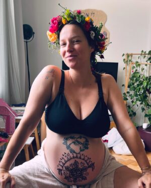 Berenika Kohoutová Instagram - To byl můj předporodní rituál🥰
Plnej objímání, nádhernejch přání, karet, moře kytek od celý zahrádkářský kolonie v Mostě (ahoooooj!!!), jídla, masáží a lásky. 
Ezo jak blázen, ale co víc už je ezo, než příchod na svět? Aspoň pro mě. Bylo hezký se nechat opačovat, než začnu nepetržitě opečovávat někoho jinýho. 

Děkuju mejm úžasnejm holkám a mojí dule♥️

Ještě chci říct - celej tejden se potkávám se svýma nejbližšíma kamarádkama (je jich dohromady asi 5) a k výběru zrovna těchdle dvou jezinek nebyl žádnej složitej klíč. Vlastně to tak přišlo samo, jako většina věcí u mě. Prostě šly kolem s neměly co dělat a já zrovna zapalovala santalový dřevo!