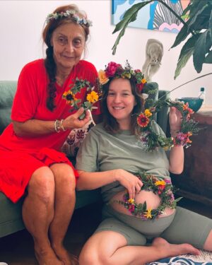 Berenika Kohoutová Instagram - To byl můj předporodní rituál🥰
Plnej objímání, nádhernejch přání, karet, moře kytek od celý zahrádkářský kolonie v Mostě (ahoooooj!!!), jídla, masáží a lásky. 
Ezo jak blázen, ale co víc už je ezo, než příchod na svět? Aspoň pro mě. Bylo hezký se nechat opačovat, než začnu nepetržitě opečovávat někoho jinýho. 

Děkuju mejm úžasnejm holkám a mojí dule♥️

Ještě chci říct - celej tejden se potkávám se svýma nejbližšíma kamarádkama (je jich dohromady asi 5) a k výběru zrovna těchdle dvou jezinek nebyl žádnej složitej klíč. Vlastně to tak přišlo samo, jako většina věcí u mě. Prostě šly kolem s neměly co dělat a já zrovna zapalovala santalový dřevo!