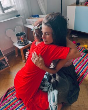 Berenika Kohoutová Instagram - To byl můj předporodní rituál🥰
Plnej objímání, nádhernejch přání, karet, moře kytek od celý zahrádkářský kolonie v Mostě (ahoooooj!!!), jídla, masáží a lásky. 
Ezo jak blázen, ale co víc už je ezo, než příchod na svět? Aspoň pro mě. Bylo hezký se nechat opačovat, než začnu nepetržitě opečovávat někoho jinýho. 

Děkuju mejm úžasnejm holkám a mojí dule♥️

Ještě chci říct - celej tejden se potkávám se svýma nejbližšíma kamarádkama (je jich dohromady asi 5) a k výběru zrovna těchdle dvou jezinek nebyl žádnej složitej klíč. Vlastně to tak přišlo samo, jako většina věcí u mě. Prostě šly kolem s neměly co dělat a já zrovna zapalovala santalový dřevo!