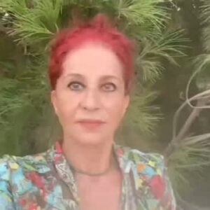 Betül Arım Instagram - Bildiğimizi zannetmemiz öğrenmemizin en büyük düşmanı. Konuşmalarımız ve düşüncelerimizle başımıza gelmesinden korktuğumuz şeylere değil olmasını istediğimiz şeylere, korkularımıza değil konularımıza odaklanalım. Ağzımızdan çıkan sözcüklere çok dikkat edelim çünkü beynimiz için olumlu olumsuz hiç fark etmiyor ne istersek ne düşünürsek onu gerçekleştirmek için o elinden geleni yapıyor çünkü o odaklandığımız hedefler için bizim için çalışıyor. Neyi en çok düşünür ve dillendirirsek  onu çoğaltırız. Ne demiş atalarımız bir şeyi 40 kere söylersen olur. Çocuklarınıza yemezsen çok üzülürüm, beni hasta ediyorsun, senin için ölürüm, sen olmasan ben çoktan boşanmıştım v.b gibi cümleler kurmayın lütfen. Hep söylüyorum yaşamımız yaptığımız tercihlerin bir Toplamı. Seçim bizim. Eski düşünce kalıplarıyla yeni bir hayat yaratamayız. 🧠📚🫀🌿🖍🤣🗣❤️
#betülarım #betülarımlayaşamasanatı #kişiselgelişim #sağlık #sağlıklıbeslenmek
