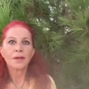 Betül Arım Instagram - Çok sevdiğim bir söz var: Ödemeyi peşin yapın ama hükmü peşin vermeyin. Çok doğru çünkü peşin hükümler ön yargılar hem bize hem karşımızdakine  pişmanlıklar, acılar, ölümler, şiddet  yaratıyor ve içimizdeki insanlığı yok ediyor. Olası arkadaşlıkları, dostlukları engelliyor. Önyargı ; kişileri tanımadan araştırmadan bilgi edinmeden hatta bazen sadece başkasından duyarak yada ekranda seyrederek ve başkalarının fikirleri ile hareket  ederek bir insanı, bir topluluğu hatta bir hayvanı yargılamak, onlar hakkında peşin hüküm vermek demek. Ön yargılı olanlar İnsanları sınıflandırır ve onlar arasında düşmanlık duygusu yaratır. Ama gün gelir önyargı sizi utandırır, huzursuz eder, mutsuz olursunuz, uykunuzu kaçırır hatta sizi kendinize bile yabancılaştırır. İşte bütün bunları farkettiğiniz gün onunla  yüzleştiğiniz andır. Ve inanın bunu yaşadığınızda özgürleşirsiniz, kendinizi çok iyi hissedersiniz hatta kuşlar gibi uçarsınız. Varmı sınız??? Seçim sizin… Hep söylüyorum yaşamımız yaptığımız seçimlerin bir toplamı. Üstelik bedava. Ben de yıllardır bütün bunları ve pek çok konuyu bilenin bilmeyene olanın olmayana borçu var diyip “Dışarıda Hiç Bir Şey Var” oyunumda paylaşıyor Bilmediklerimi de sizlerden öğreniyorum 📚😁🌿👭🖍👫🤝

Önyargılı olmak daima zayıf olmak demektir. /Samuel Johnson
🫵🗣⚖🙏📚
Hayatı boyunca okuduğu tek kitabı dünyada yazılmış tek kitap zannedenlerden korktuğum kadar hiçbir şeyden korkmadım. / Rufus Choate
📚🗣😴
Zihinlerinizi açın, dostlarım. Bizler, hepimiz anlamadıklarımızdan korkarız. /Dan Brown
🧠🗣🤝🫀
Tek bir kitabın insanı olmaktan kendini koru. /Benjamin Disraeli
👥⚖📚⚖✏
Çirkinlik diye bir şey varsa o da, gözlerindeki önyargılı ölçeklerdir. /Halil Cibran
👀🫵👀🤝
Kibir ve peşin hüküm; ilmin iki düşmanıdır.
🗣🫵👥🫵🤢
#Betülarım #betülarımlayaşamasanatı #dışardahiçbirşeyvar #önyargılarımız