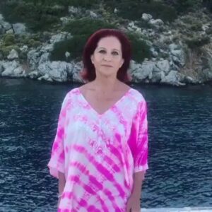 Betül Arım Instagram - İnsanın iyisi talihin kötüsünde belli olurmuş. Bu sözü ve olaylara yüklediğiniz anlamları bir düşünün. Bazen incir çekirdeğini bile  doldurmayacak ya da varsayımda bulunarak yaşadığınız olaylar için ne kadar üzüldüğünüzü, acı çektiğinizi ama bir süre sonra onlara güldügünüzü “ay ben bunun için mi üzülmüşüm” dediğinizi bir düşünün. Tabi ki yaşamın içinde acı da var, hüzün de var, keder de var, sevincin, neşenin, coşkunun olduğu gibi. Ama inanın hiçbiri kalıcı değil. Sihirli sözcüğü de hiç aklımızdan çıkarmayalım. “Bu da geçer. Neler neler geçmedi ki.” Güzel anlar ve anılar biriktireceğiniz günleriniz olması dileğiyle, sağlıkla, sevgiyle ama hep sanatla ve dostlarla kalalım.
📚🍀🖍🎭
“İyi ya da kötü bir şey yoktur, sadece düşünce onu öyle yapar.”
William Shakespeare
🌟🍀💭
Gerçek iyimser, problemlerin farkındadır ama
çözümleri de bilir, zorlukları görür ama üstesinden gelineceğine de inanır, olumsuzlukları yakalar ama olumlulukları da vurgular, en kötüye açıktır ama en iyiyi de bekler, şikayet etmek için nedeni vardır ama gülümsemeyi seçer.
William Arthur Ward
🌈🌟🍀
#williamarthutward #williamshakespeare #pozitifdüşünce #olumludüşünce #hayatdevamediyor #budageçer #yaşam #hayat