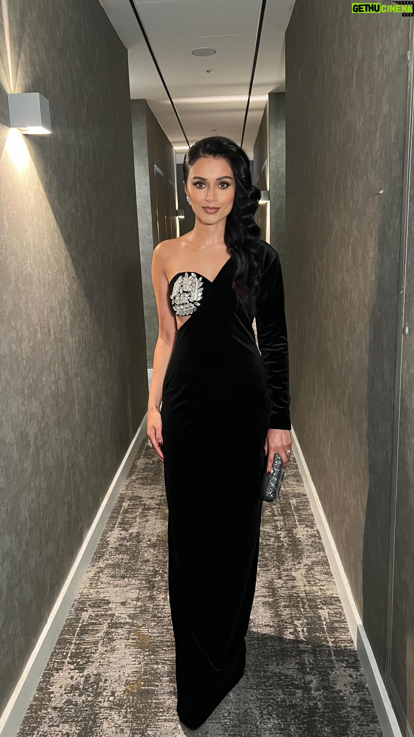 Bhavna Limbachia - 513 Likes - BHAVNA x NTAs
I had the incredible pleasure of styling @bhavnalimbachia for the @officialntas - a dream to work with!
Thankyou so so much to everyone involved:
Dress: custom @rosiebillington
Bag: @lulu_guinness
Jewellery: @latelitajewellery
Glam team:
Makeup: @rosiecerosiomakeup
Hair: @johanjohn_
#glamsquad #ntas #nationaltelevisionawards #brassic #celebritystylist #redcarpetdress #redcarpetstyle #velvetdress #verydemureverymindful #indianfashion