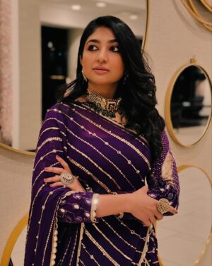 Bhoomi Trivedi Instagram - Thank You New Jersey for all the Love ❤️ 
#NJ #USA #pranavaratri #BhoomiTrivedi 
#Garba #Gujarati 

Outfit by - @sanjanacouture_
Jewellery by - @auraartjewels
Styled by - @style_by_hetaljogi