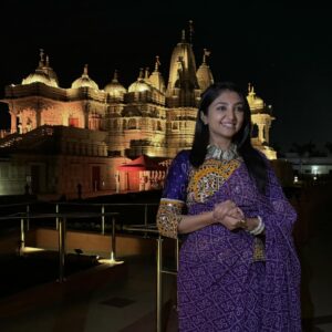 Bhoomi Trivedi Instagram - સુંદર દર્શન સાથે USA 🇺🇸 નાં ગરબા ની શરૂઆત 🙏 @bapslosangeles 
See you all lovely people  tomorrow in Los Angeles 
Get your tickets on Sulekha . @bluewaves.event @page_3events 
#BhoomiTrivedi #BTLive #Garba #Tradition #Culture #Gujarat #jaymataji 
 @bapslosangeles