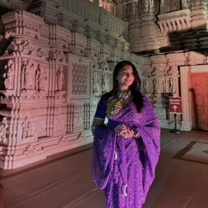 Bhoomi Trivedi Instagram - સુંદર દર્શન સાથે USA 🇺🇸 નાં ગરબા ની શરૂઆત 🙏 @bapslosangeles 
See you all lovely people  tomorrow in Los Angeles 
Get your tickets on Sulekha . @bluewaves.event @page_3events 
#BhoomiTrivedi #BTLive #Garba #Tradition #Culture #Gujarat #jaymataji 
 @bapslosangeles